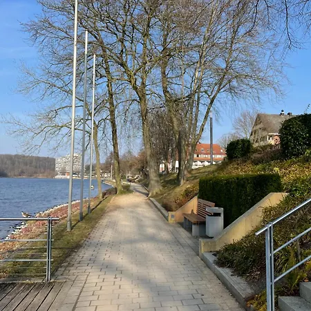 Ruhige Ferienwohnung Mit Direktem Seeblick & Balkon Am Dieksee شقة